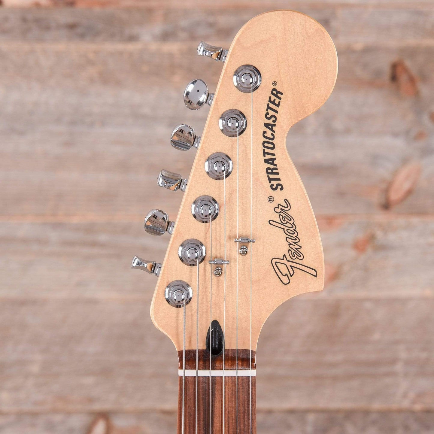 Fender Deluxe Stratocaster Black Electric Guitars / Solid Body