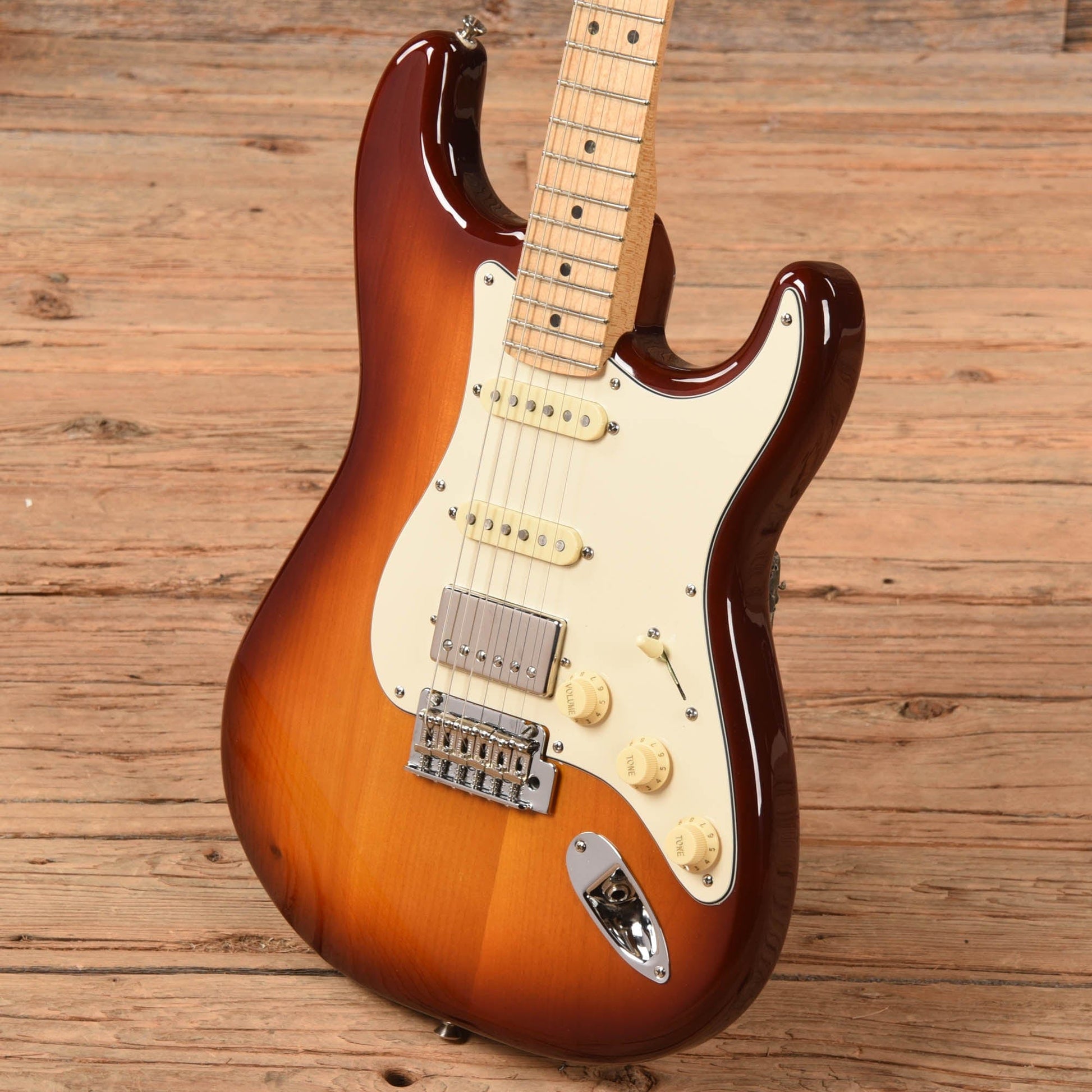 fender deluxe stratocaster hss tobacco sunburst Player Plus Top with Pau Ferro Fretboard 1 switch atop the volume knob to select the rear coil of the bridge pickupvoila Fender Deluxe HSS Stratocaster with