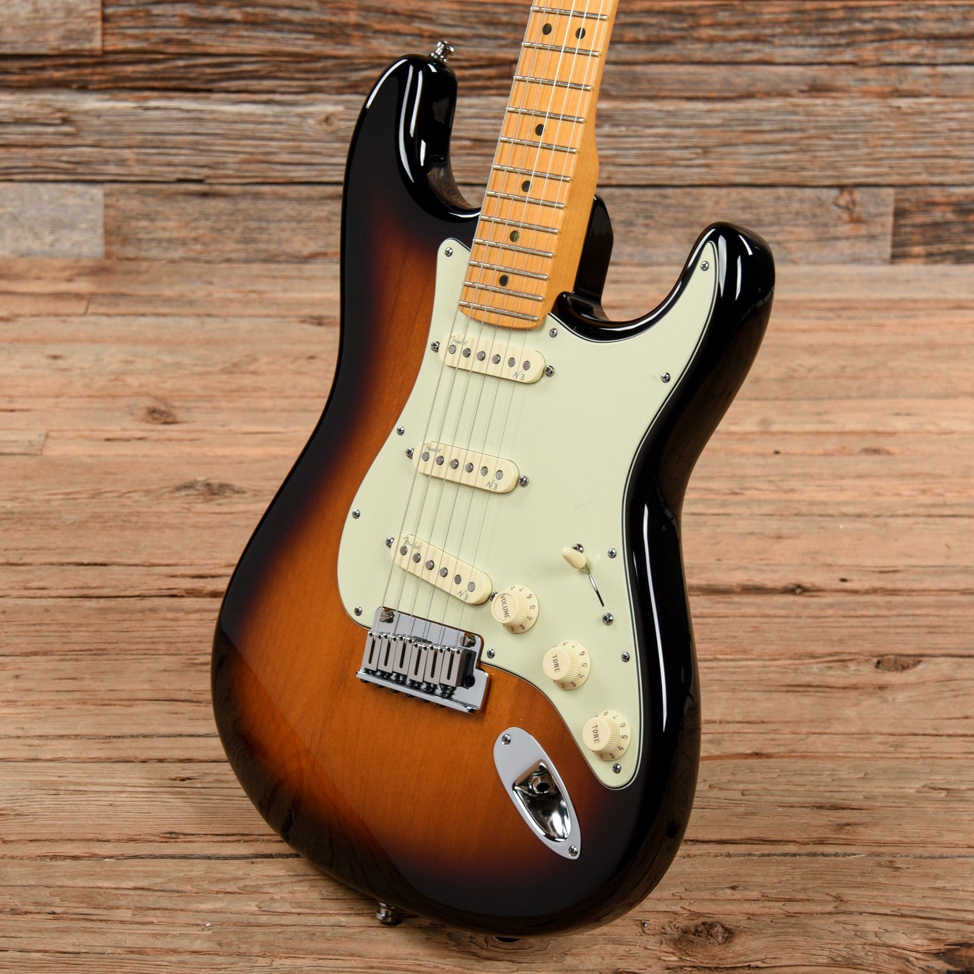 Fender Deluxe USA Stratocaster V Neck Sunburst 2011 Electric Guitars / Solid Body