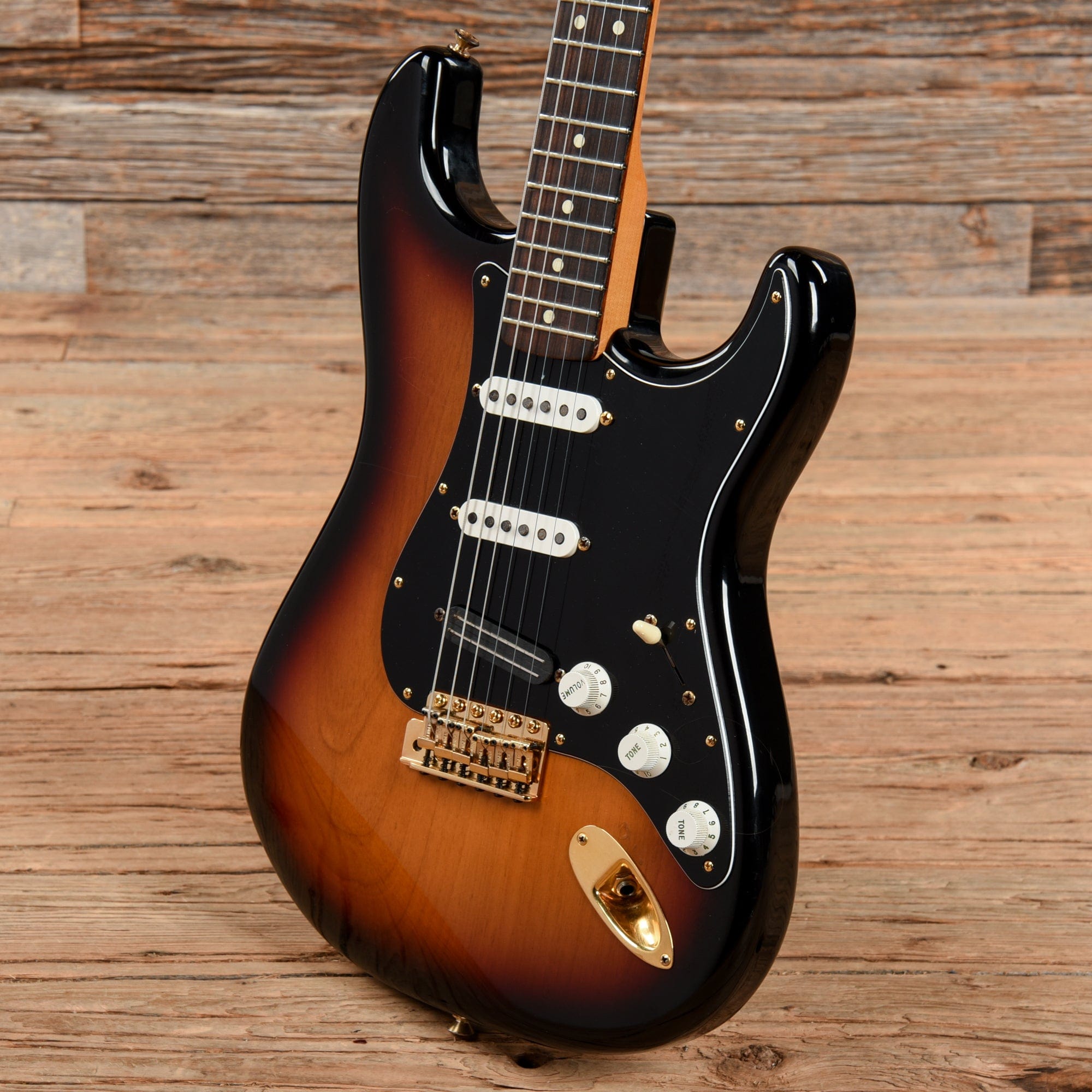 Fender Stevie Ray Vaughan Stratocaster 3 Color Sunburst 2000 Electric Guitars / Solid Body