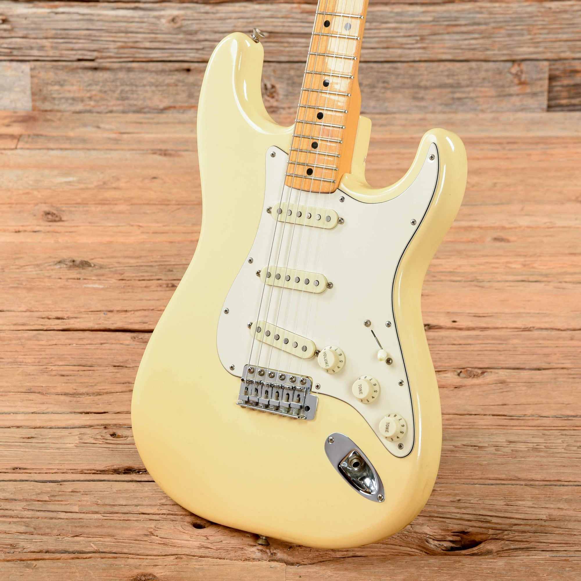 Fender Stratocaster Olympic White 1981 – Chicago Music Exchange Olympic white fender stratocaster