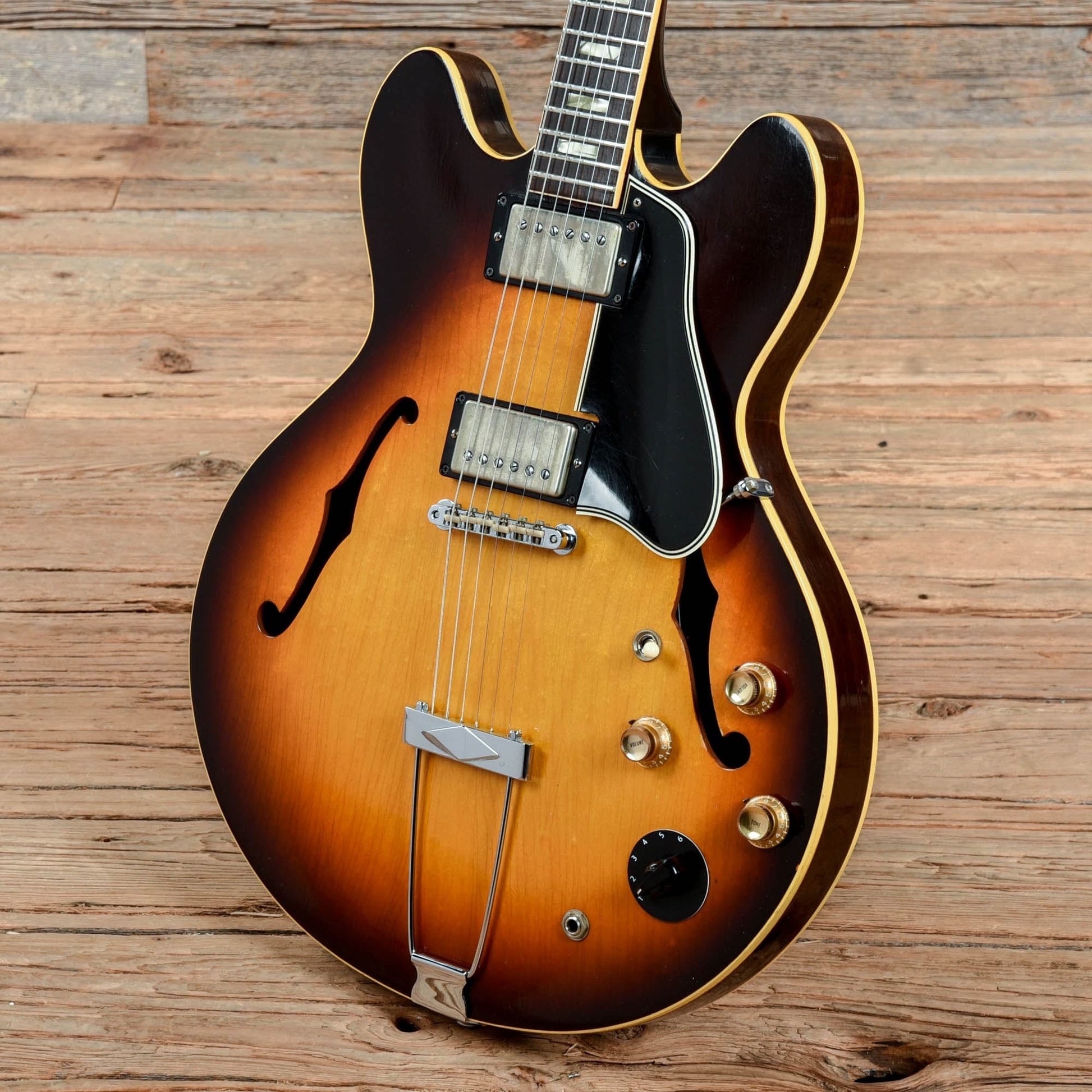 Gibson ES-335 Sunburst 1966 Electric Guitars / Semi-Hollow
