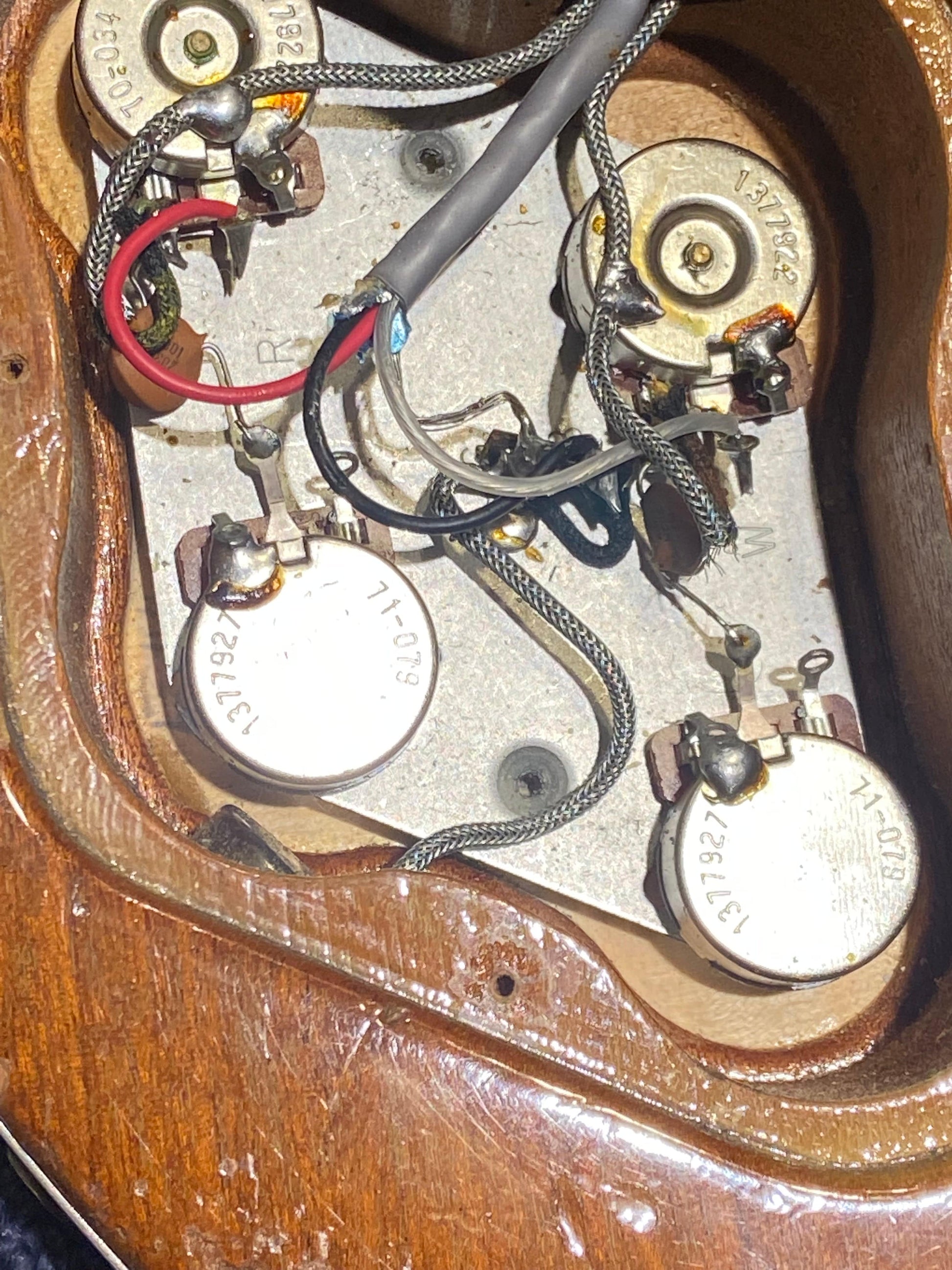 Gibson Les Paul Deluxe (Previously Owned by Isaiah Sharkey) Goldtop 1980 Electric Guitars / Solid Body