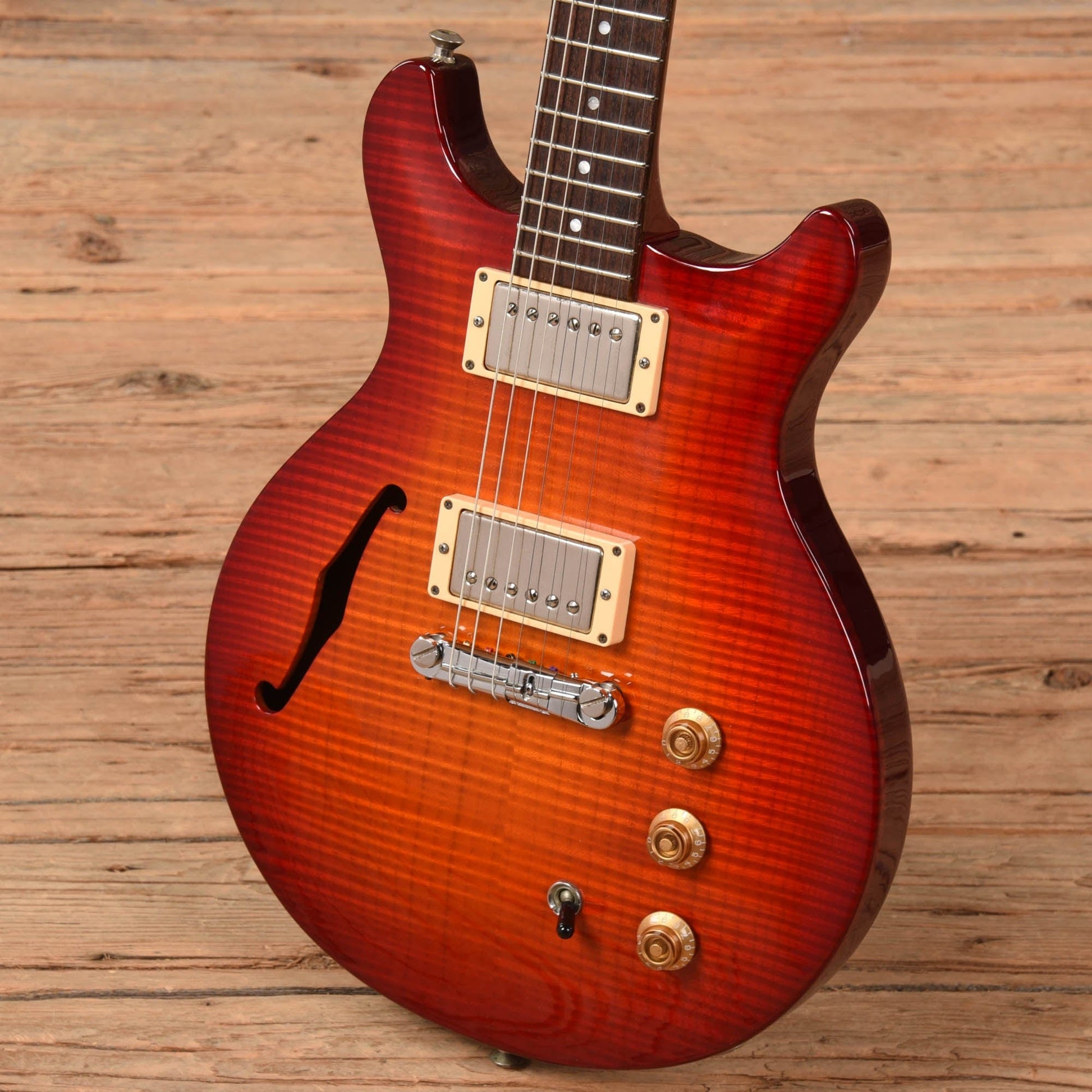 Hamer Artist Studio Sunburst 1995 Electric Guitars / Semi-Hollow