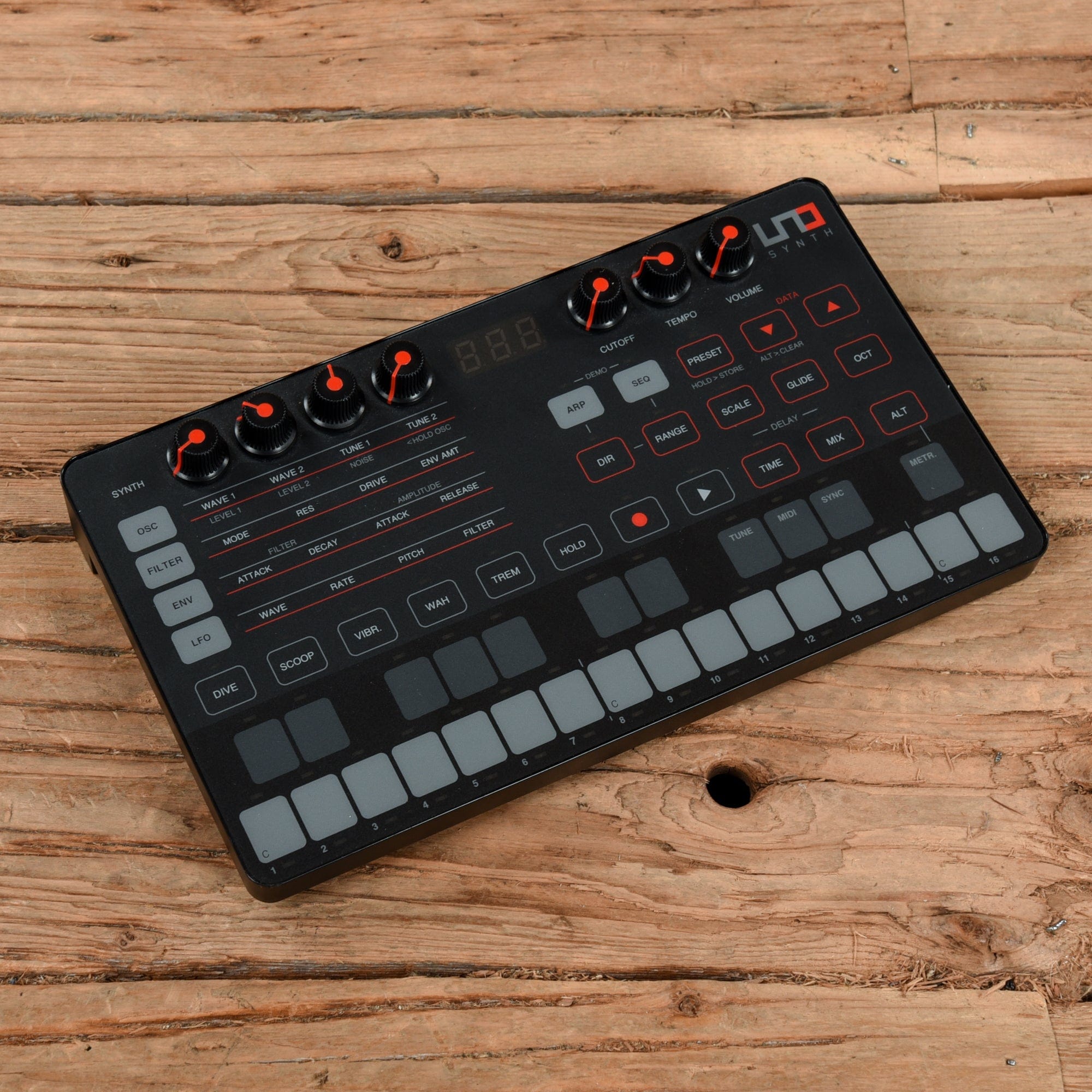 IK Multimedia UNO Analog Synth Keyboards and Synths / Synths / Analog Synths