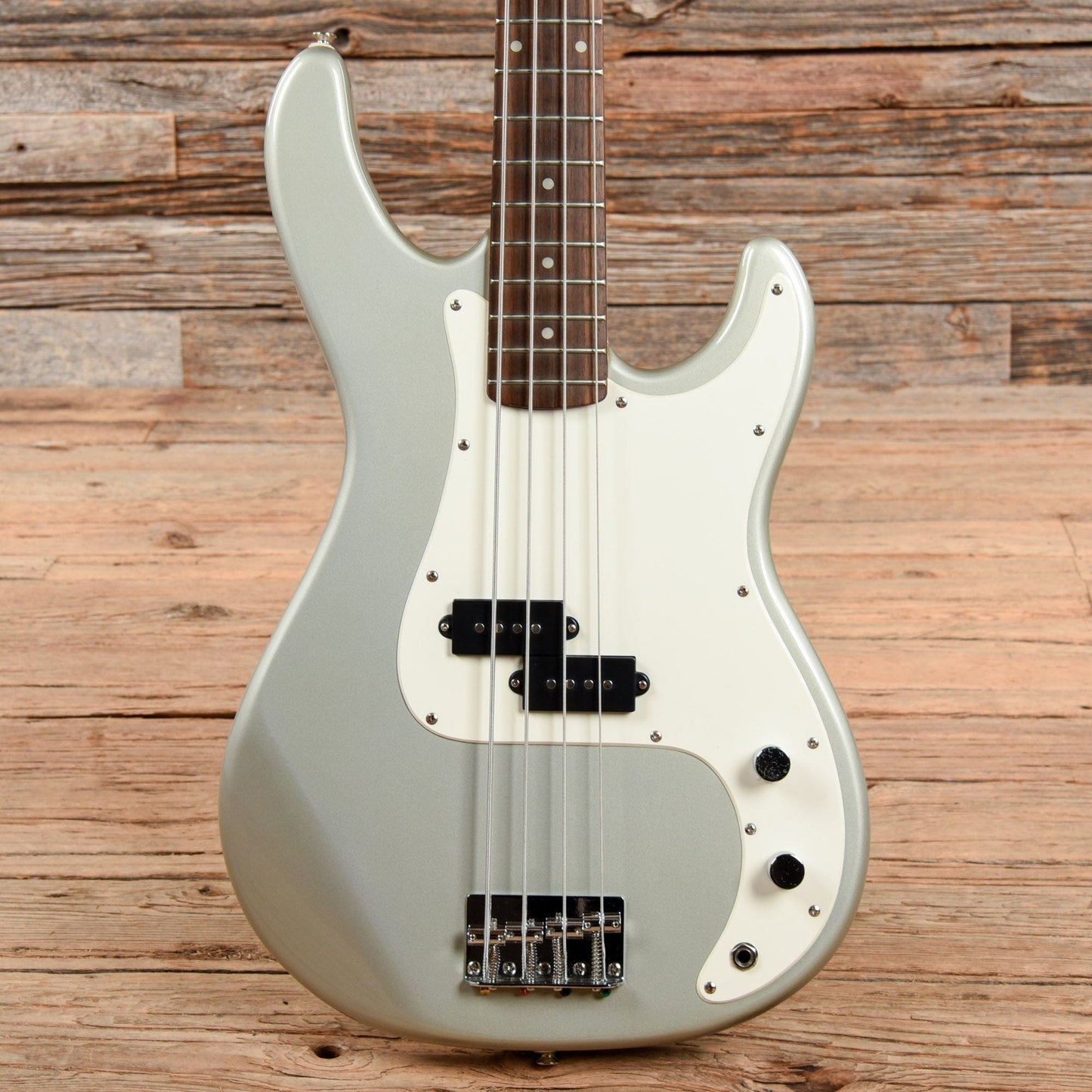 Karera P-Style Bass Silver Bass Guitars / 5-String or More