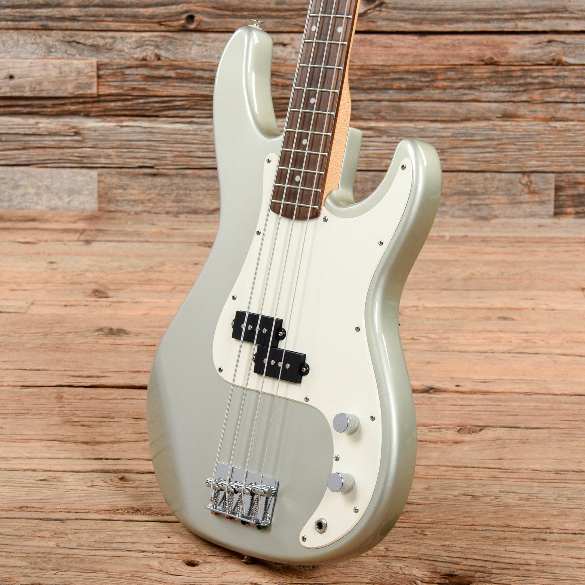 Karera P-Style Bass Silver Bass Guitars / 5-String or More