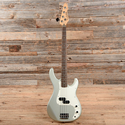 Karera P-Style Bass Silver Bass Guitars / 5-String or More
