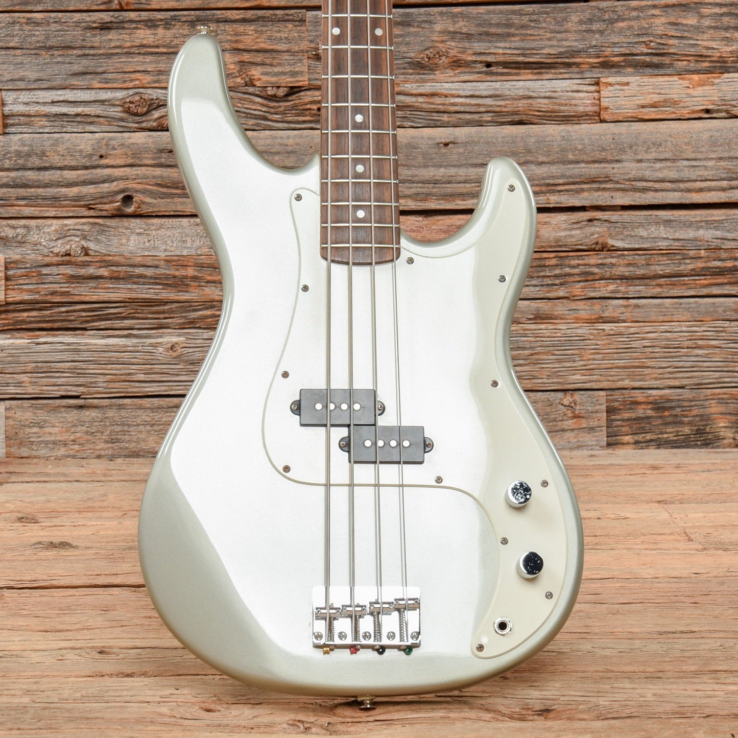 Karera P-Style Bass Silver Bass Guitars / 5-String or More