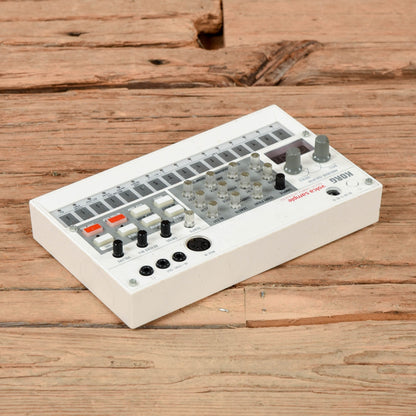 Korg Volca Sample Digital Sampler & Sequencer Keyboards and Synths / Controllers