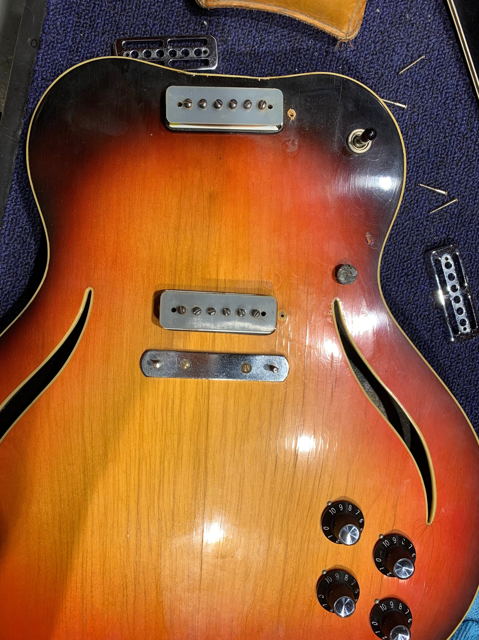 Musicraft Messenger Sunburst 1967 Electric Guitars / Semi-Hollow