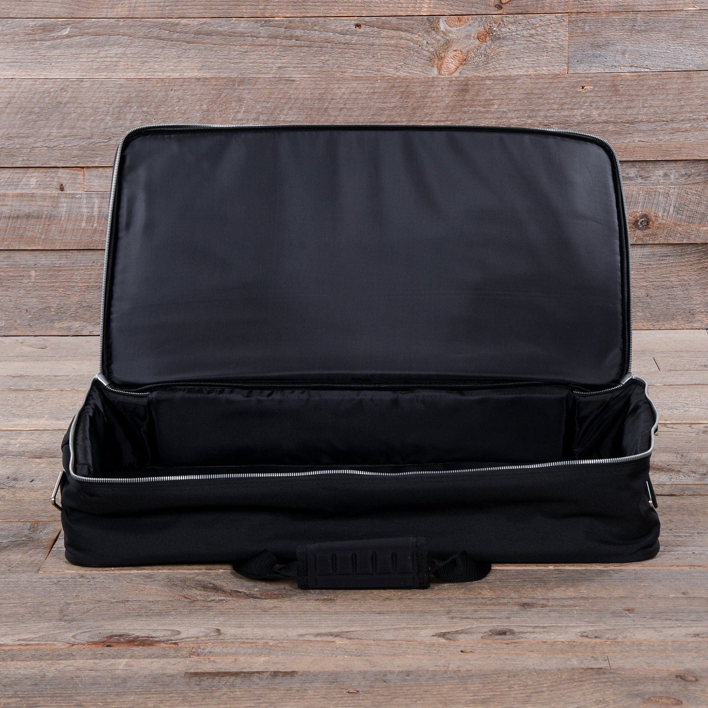 Pedaltrain Classic 2 Pedalboard 4 Rails 24x12.5 w/Soft Case Effects and Pedals / Pedalboards and Power Supplies