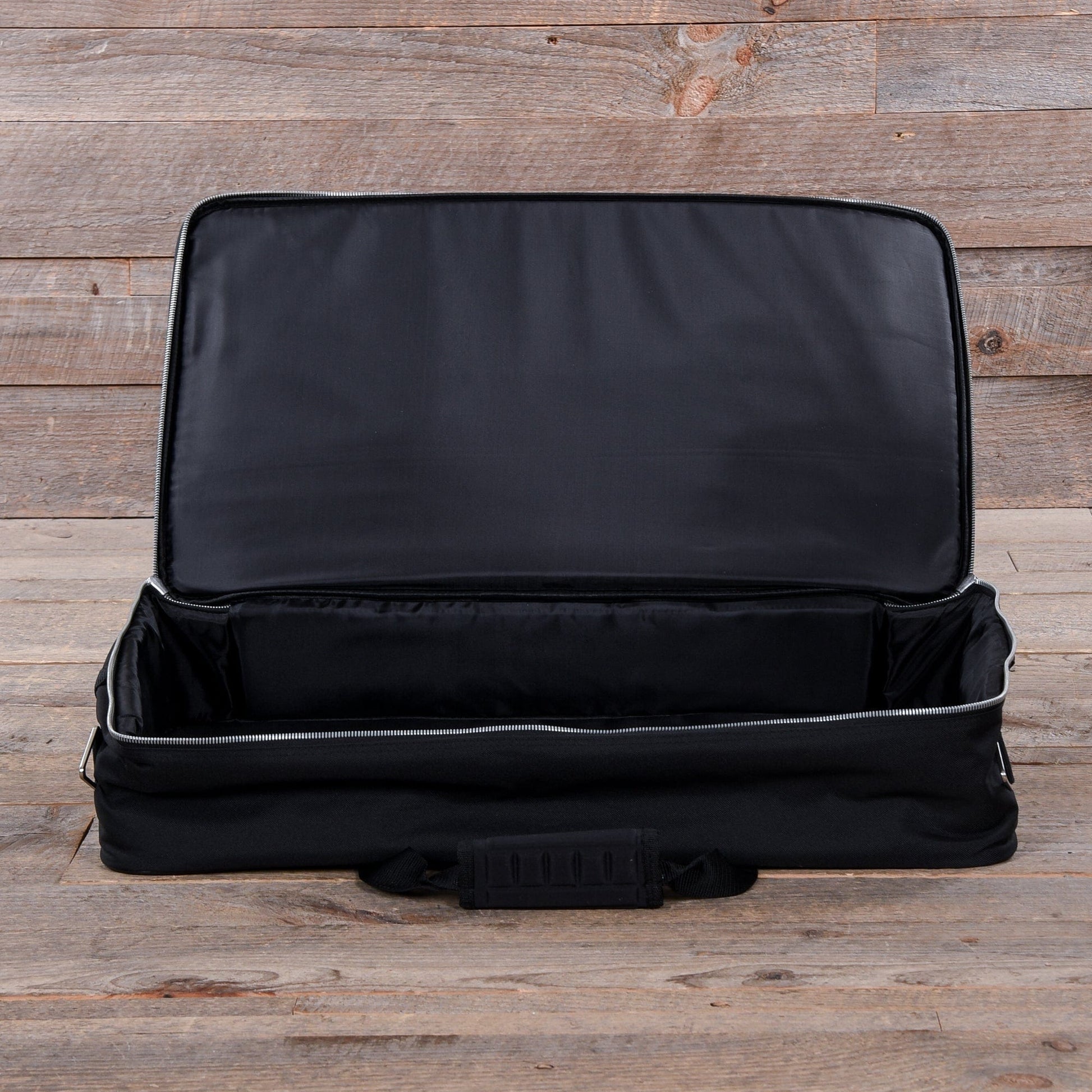 Pedaltrain Classic 2 Pedalboard 4 Rails 24x12.5 w/Soft Case Effects and Pedals / Pedalboards and Power Supplies