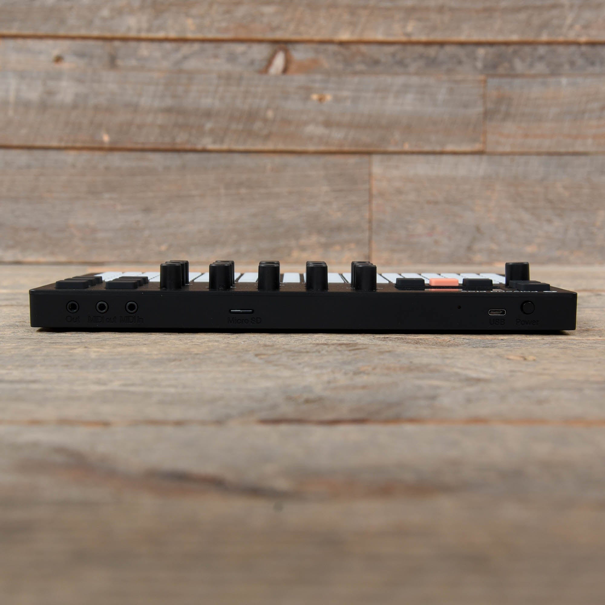 Lay Nsample Polyend Play Standalone Sample and MIDI Based Groovebox – Chicago Music ...