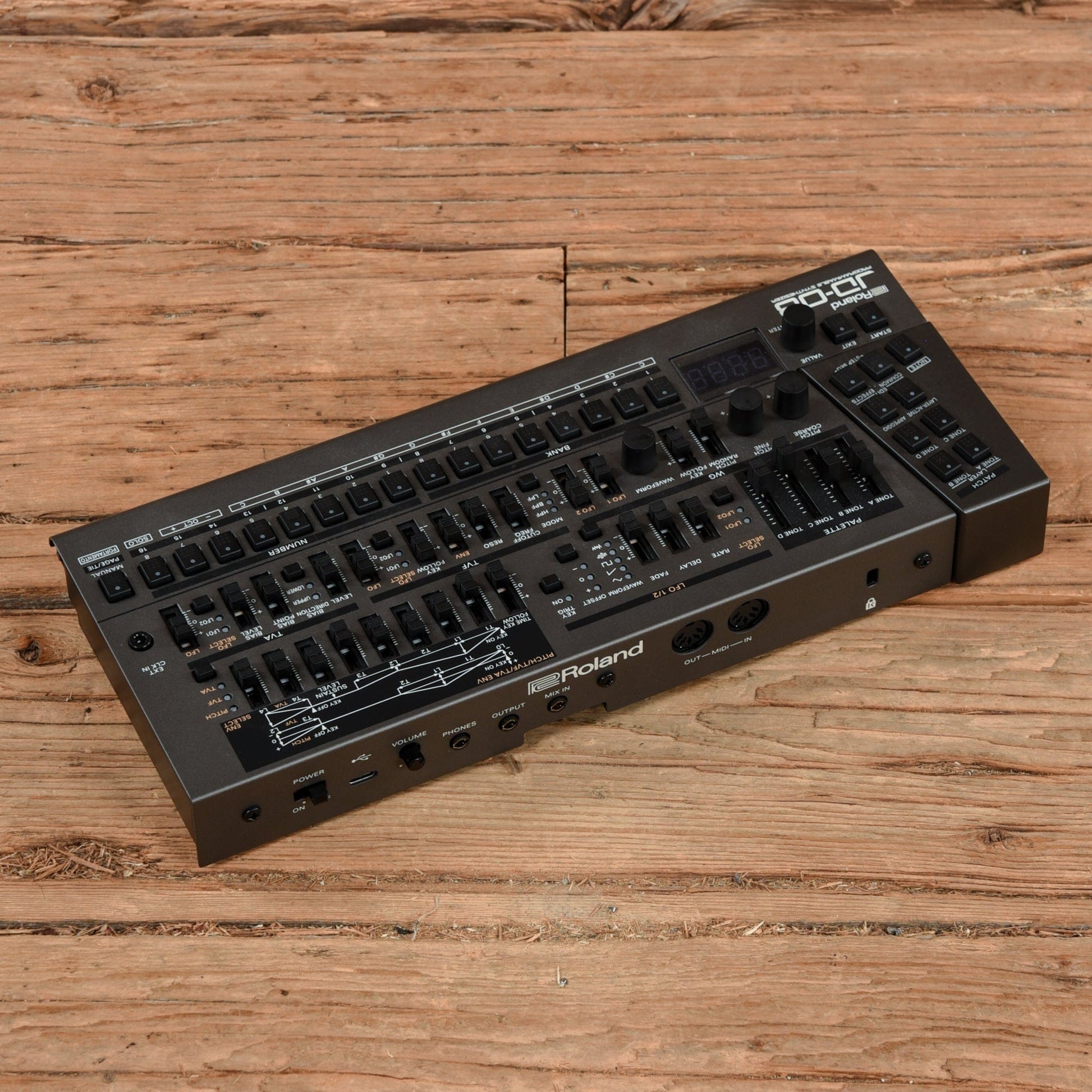 Roland JD-08 Programmable Synthesizer Drums and Percussion / Drum Machines and Samplers