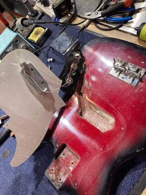 Rythmline Electric Bass Red Burst 1960s Bass Guitars / Short Scale