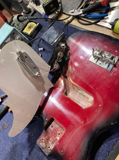 Rythmline Electric Bass Red Burst 1960s Bass Guitars / Short Scale