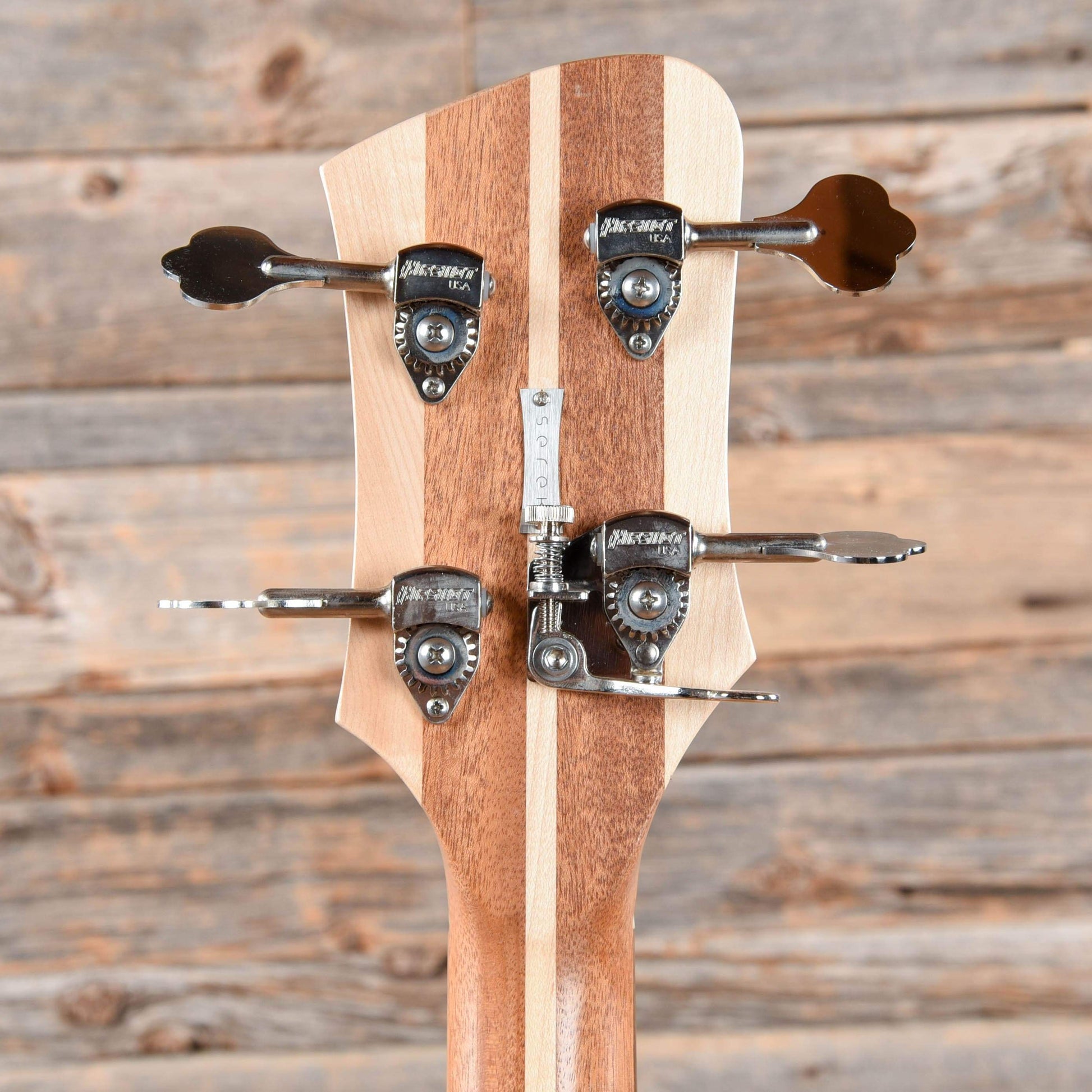Serek Metropolis White Bass Guitars / Short Scale