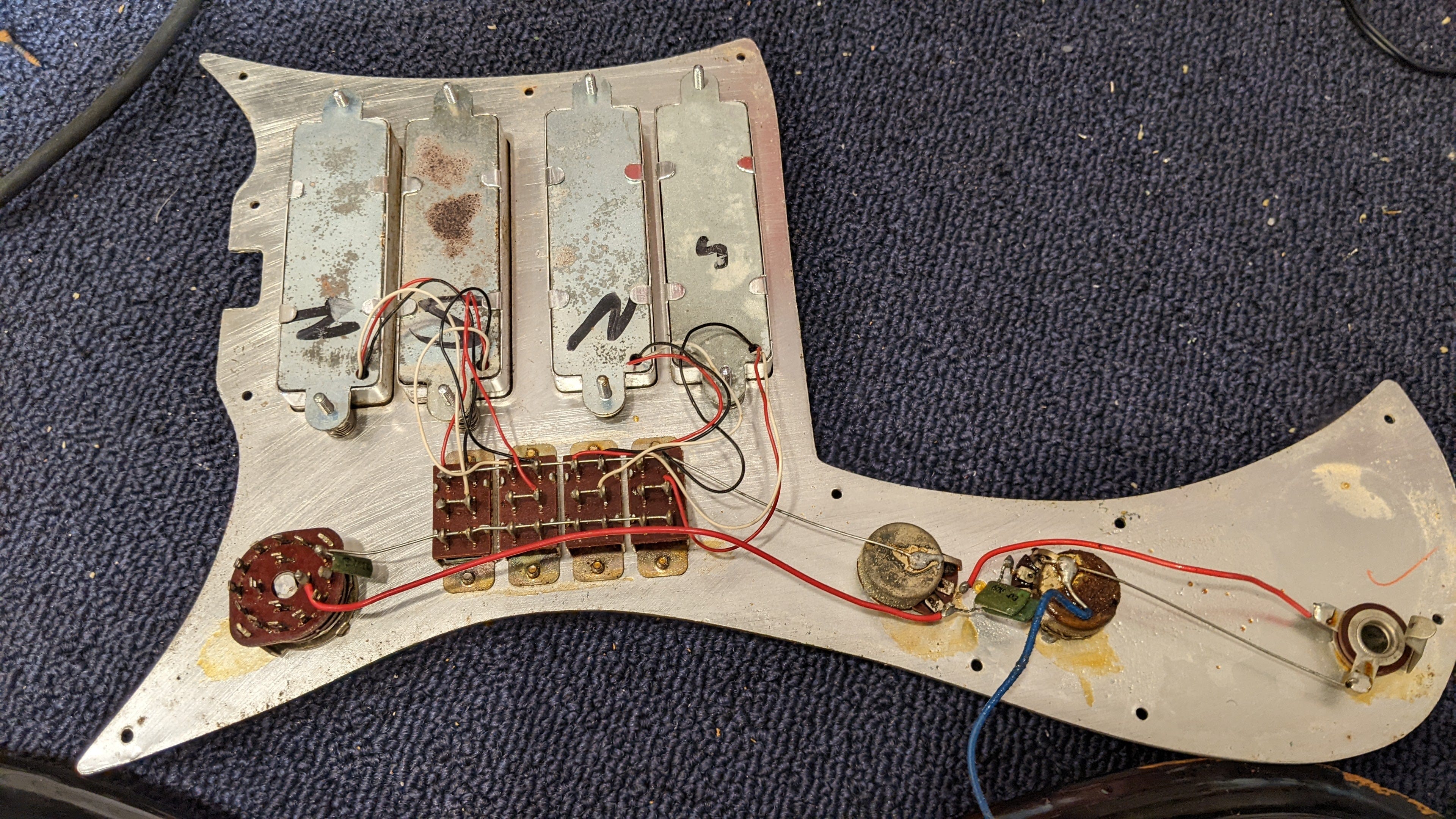 Silvertone Model 1437 Sharkfin Sunburst 1970s Electric Guitars / Solid Body