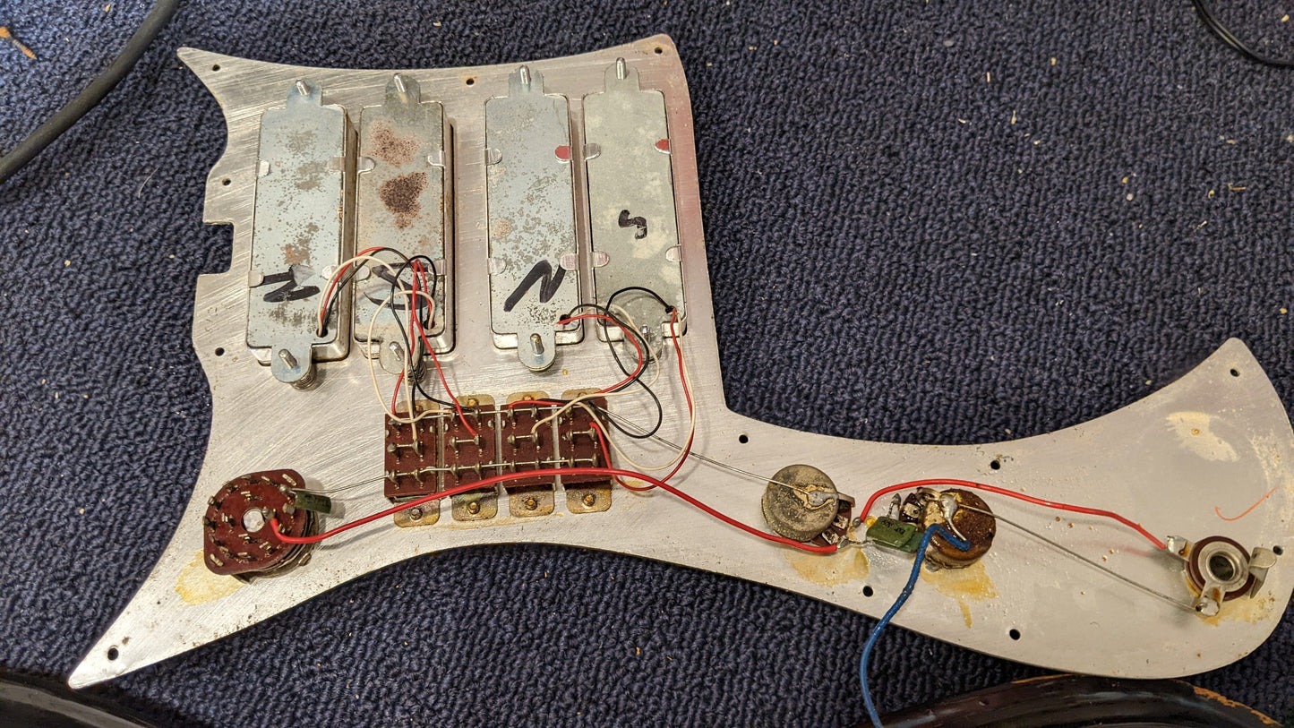 Silvertone Model 1437 Sharkfin Sunburst 1970s Electric Guitars / Solid Body