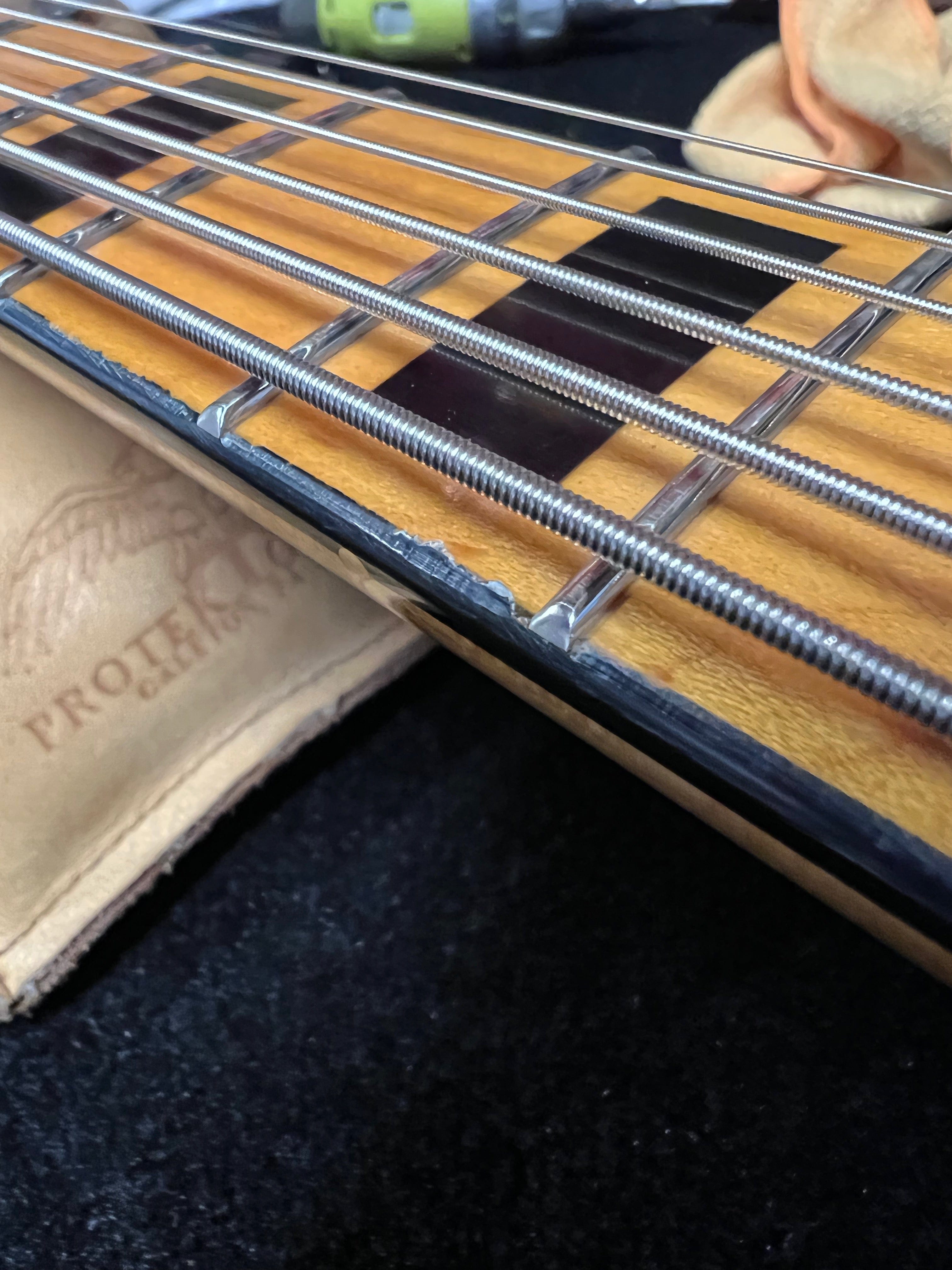 Squier Classic Vibe Bass VI Maple Neck Walnut w/Black Blocks/Binding & 3-Ply Black Bass Guitars / 5-String or More