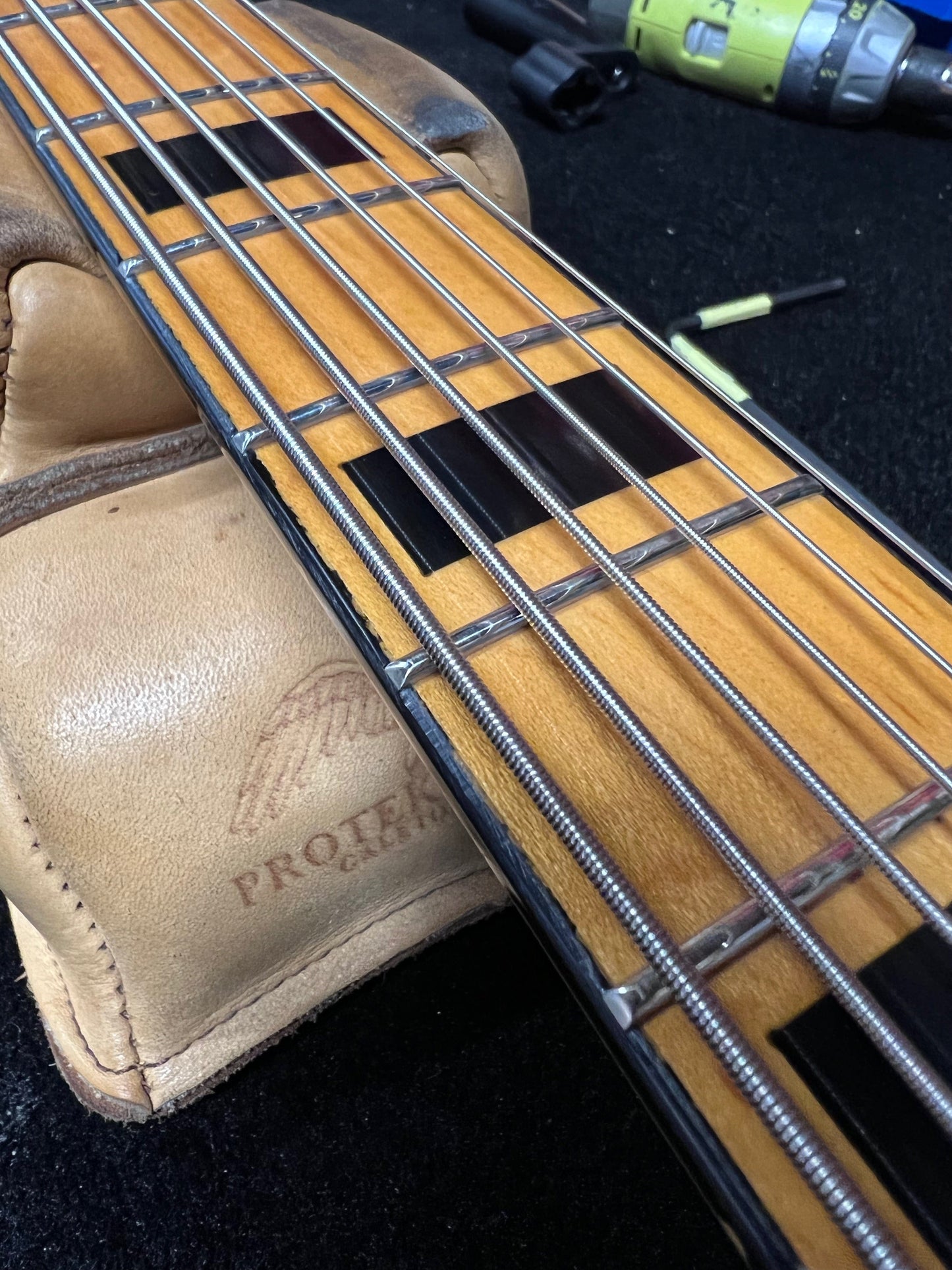 Squier Classic Vibe Bass VI Maple Neck Walnut w/Black Blocks/Binding & 3-Ply Black Bass Guitars / 5-String or More