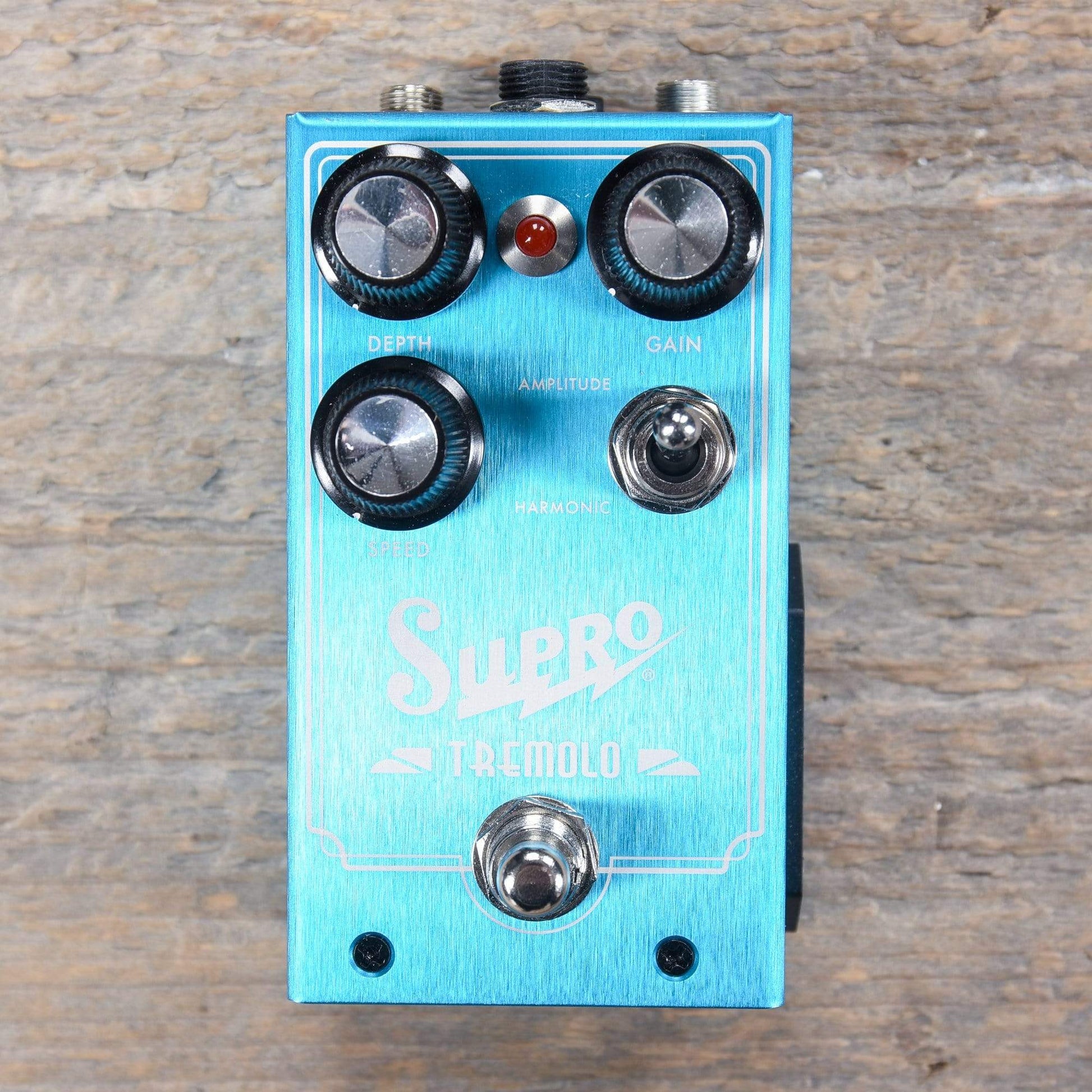 Supro Analog Harmonic Tremolo Pedal – Chicago Music Exchange