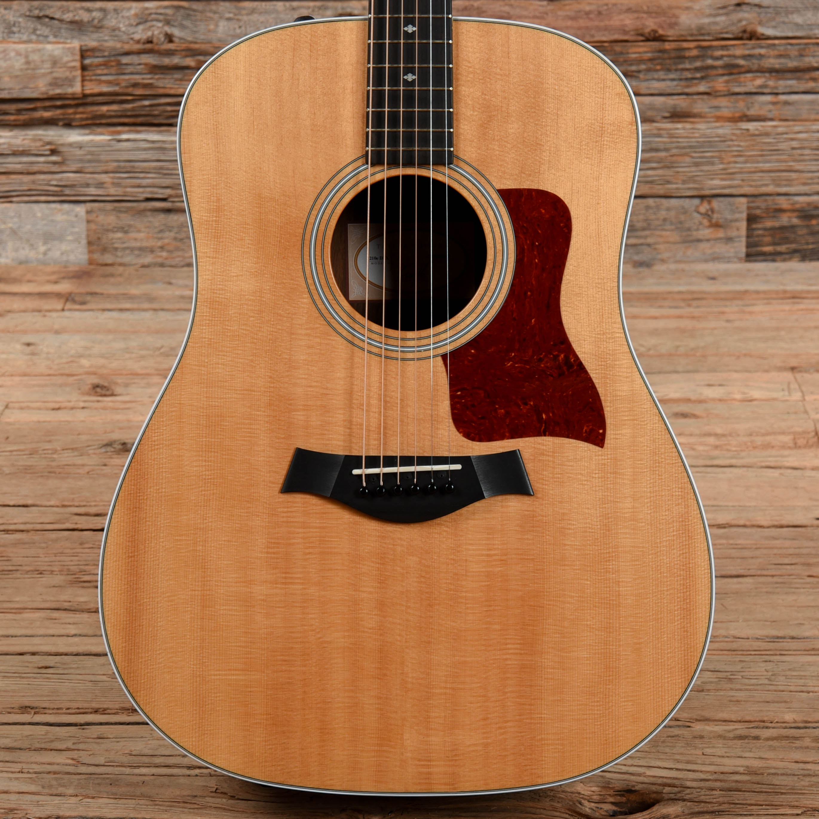 Taylor 210ce-DLX Natural 2015 – Chicago Music Exchange