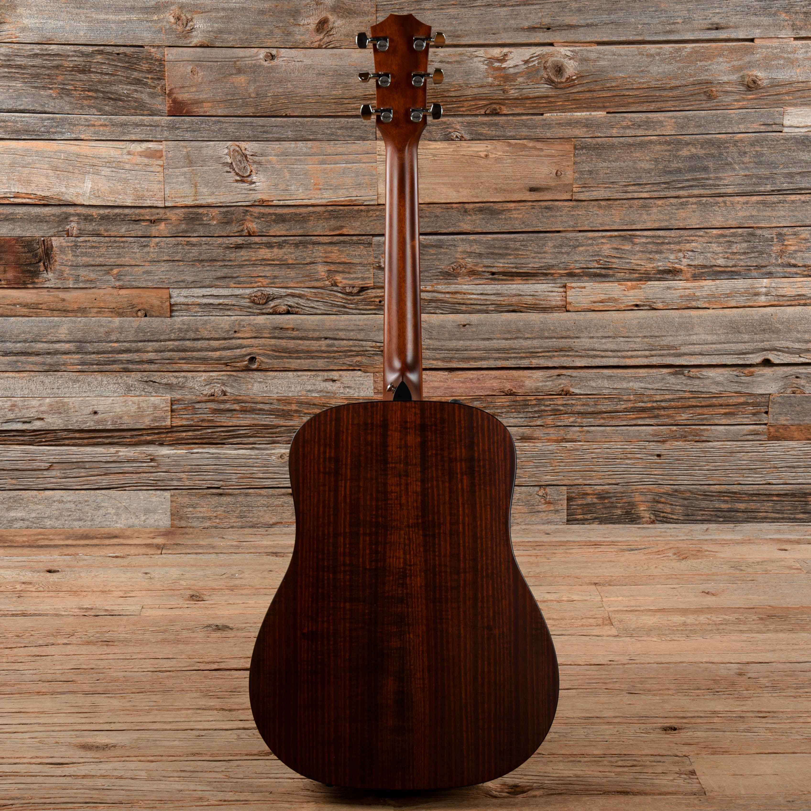 Taylor 320e Natural Acoustic Guitars / Dreadnought
