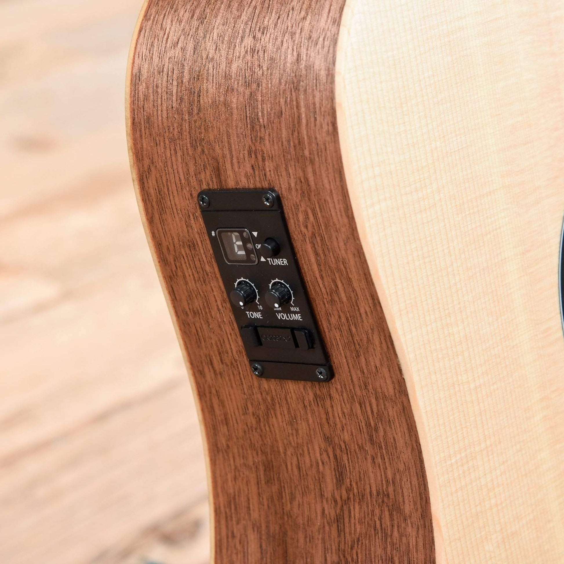 Taylor BBT-e Big Baby Taylor Sitka/Walnut w/Electronics Acoustic Guitars / Mini/Travel