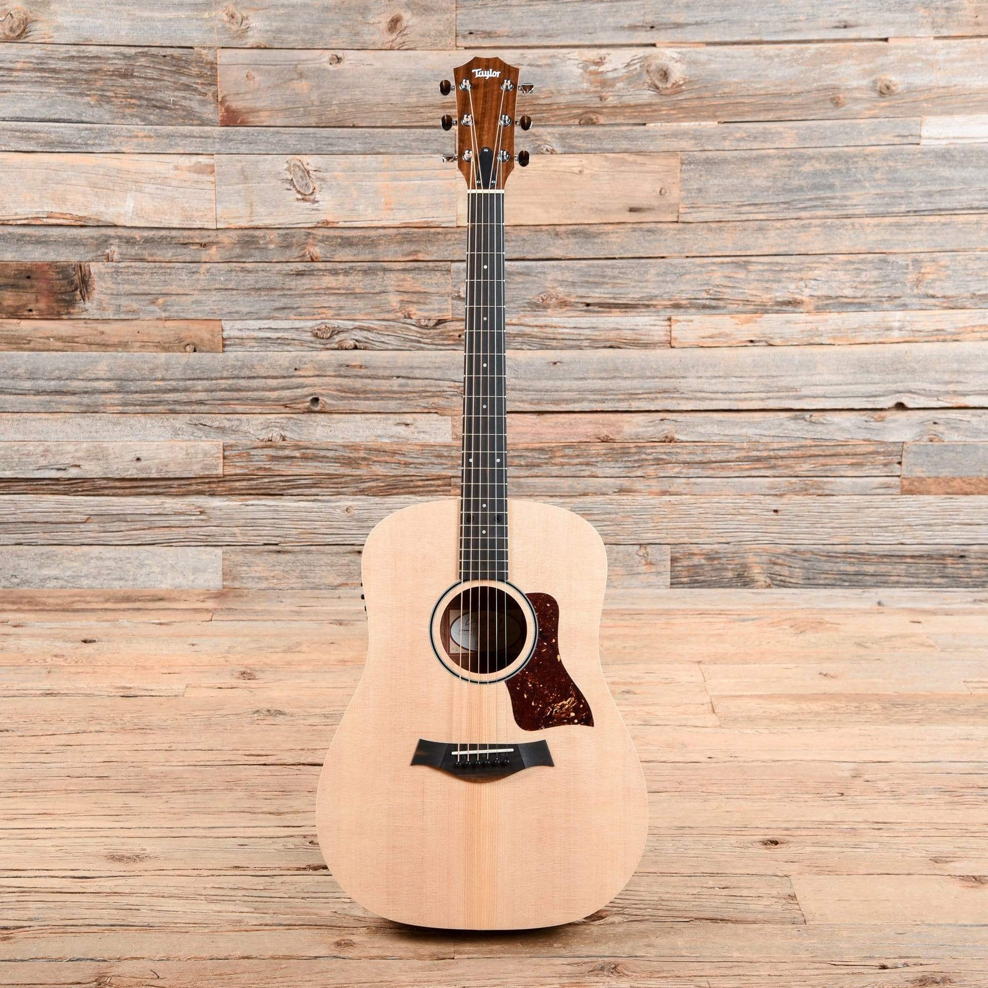 Taylor BBT-e Big Baby Taylor Sitka/Walnut w/Electronics Acoustic Guitars / Mini/Travel