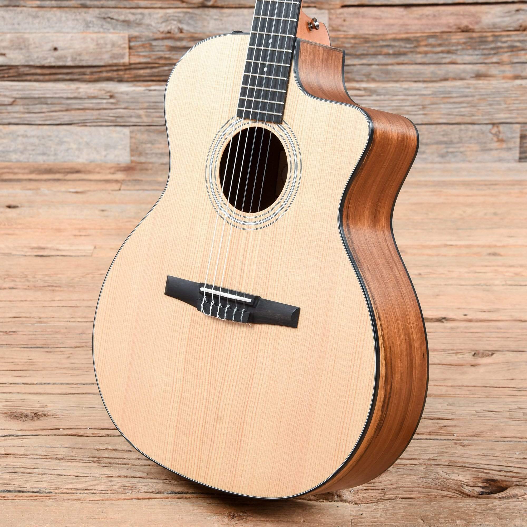 Taylor 114ce-N LTD Grand Auditorium Sitka/Ovangkol Nylon Natural ES2 Acoustic Guitars / OM and Auditorium