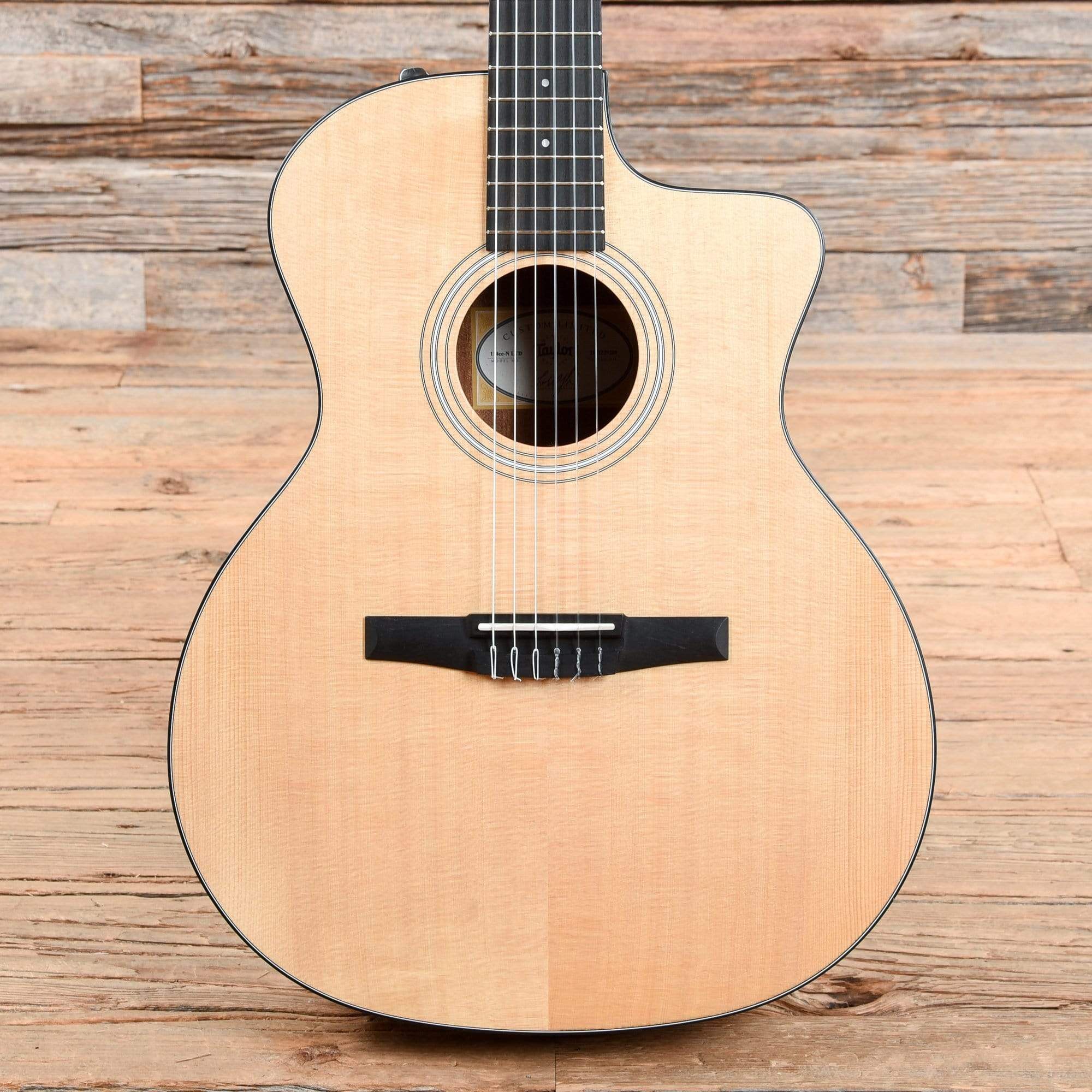 Taylor 114ce-N LTD Grand Auditorium Sitka/Ovangkol Nylon Natural ES2 Acoustic Guitars / OM and Auditorium