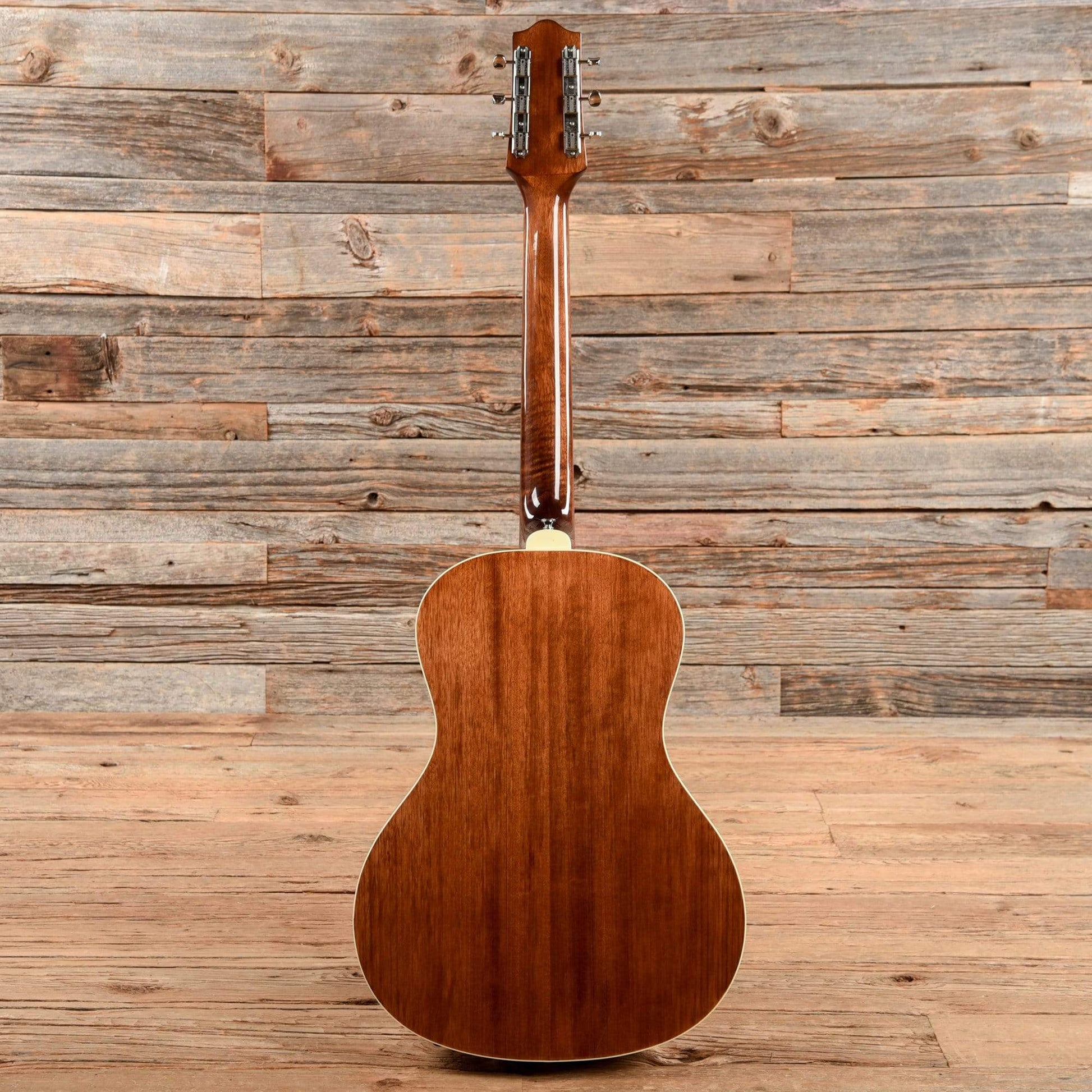 The Loar LO-16 Parlor Natural Acoustic Guitars / Parlor