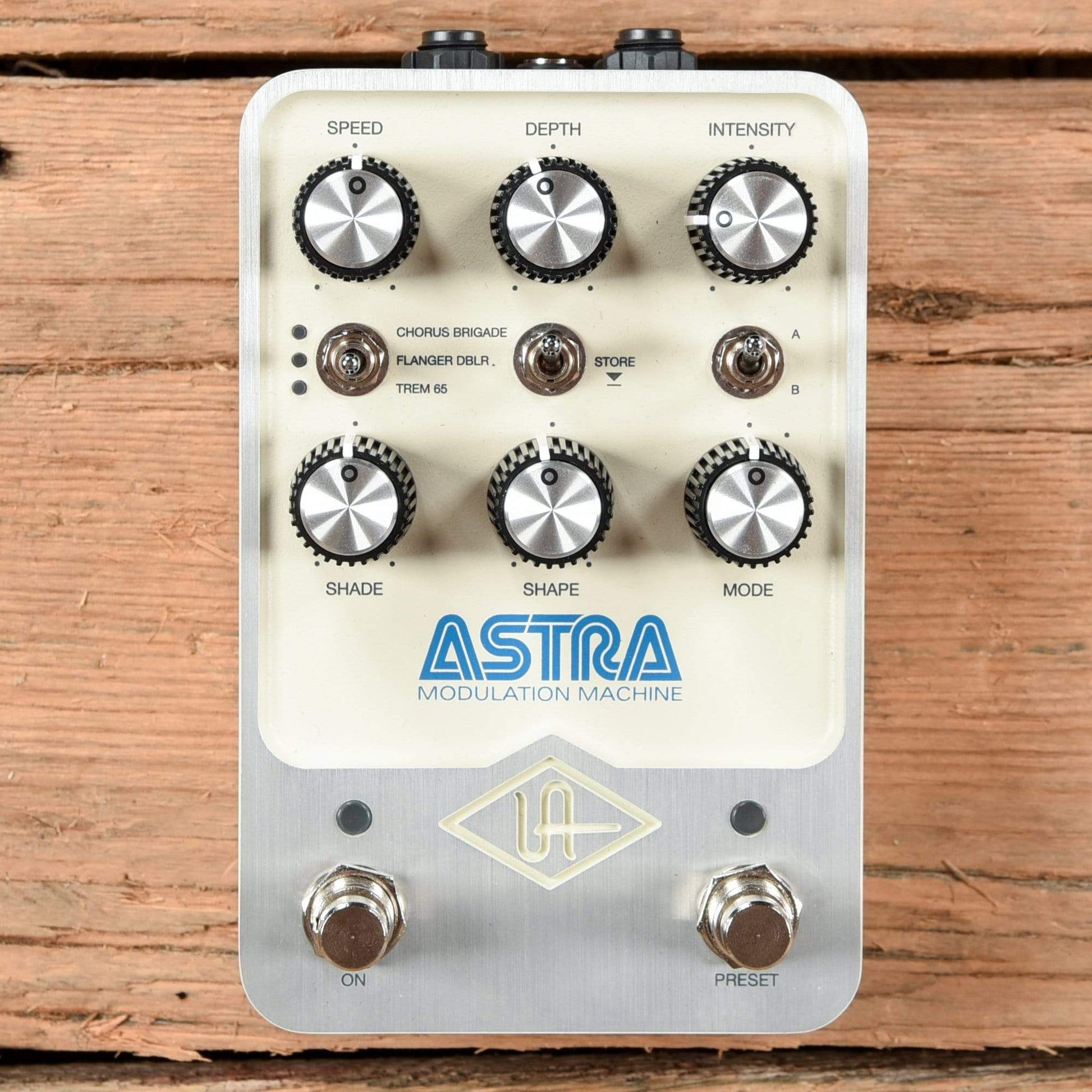 astra pedal Universal Audio Astra Modulation Machine Pedal – Chicago Music Exchange
